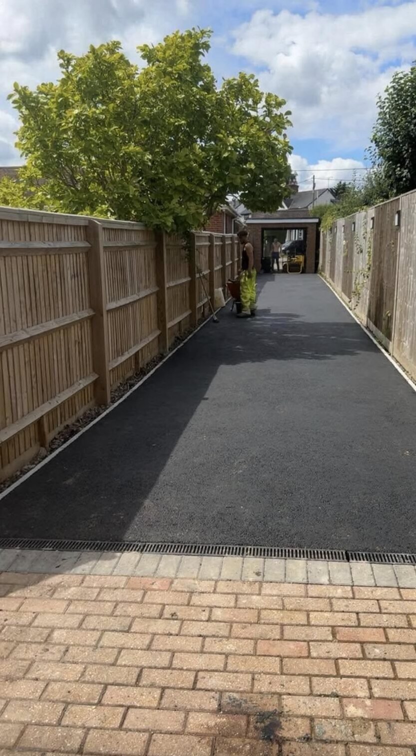 Graphite porcelain tiles with minimalist walls and stainless steel cable fencing for ultra-modern properties in Caversham and Berkshire