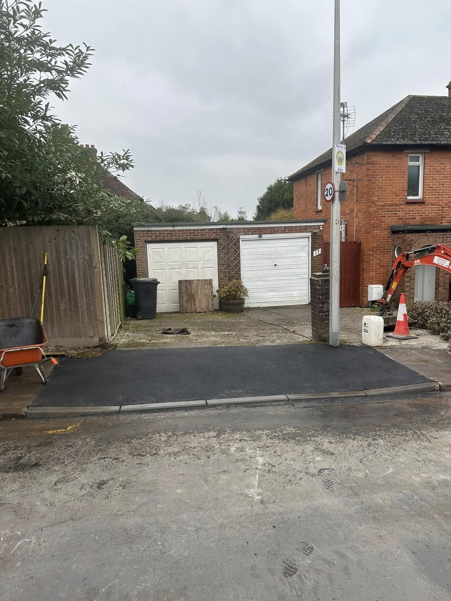 Porcelain tile patio with built-in seating and horizontal slat fencing for modern properties in Burghfield Common and Berkshire