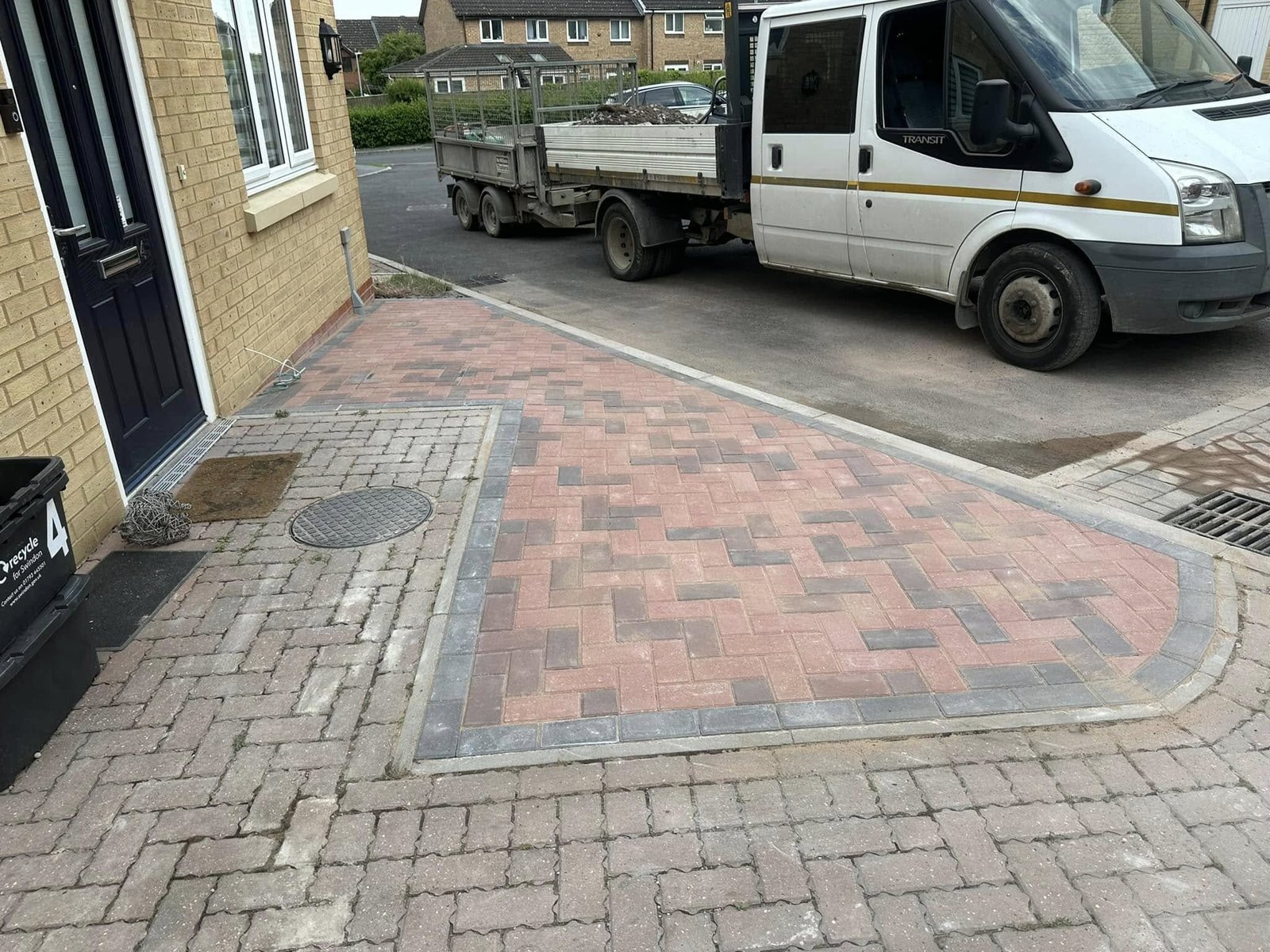High-quality garden fencing with secure panels for Wokingham properties, professionally installed by AJR Landscaping.