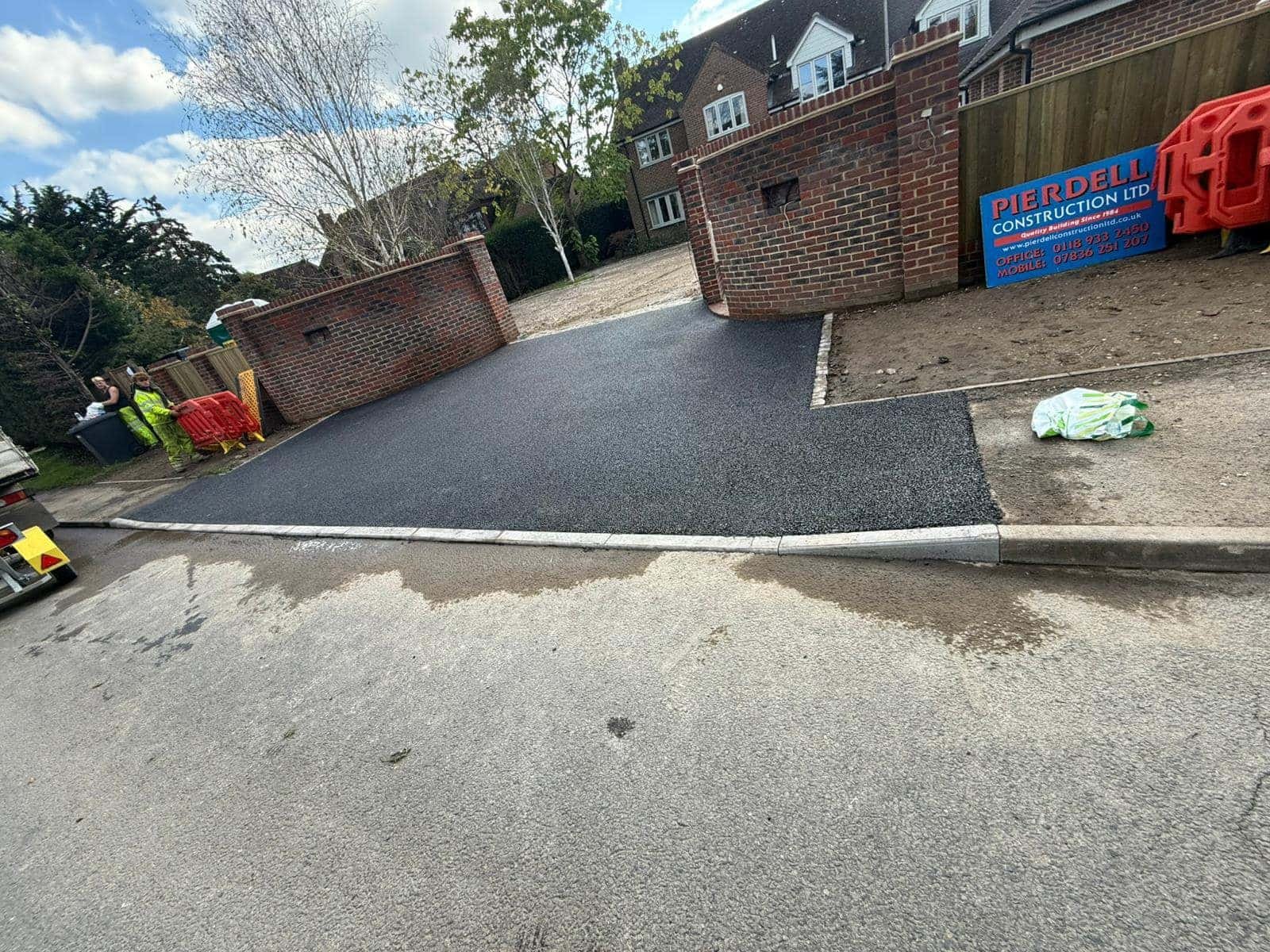 Porphyry paving with contemporary water feature and steel fencing for luxury gardens in Caversham Heights and Berkshire