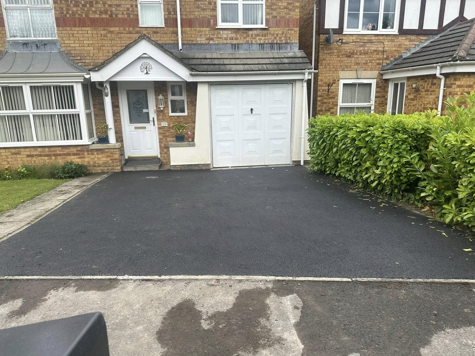 Cobble and sett driveway with Victorian rope-top fencing for riverside properties in Pangbourne and Berkshire