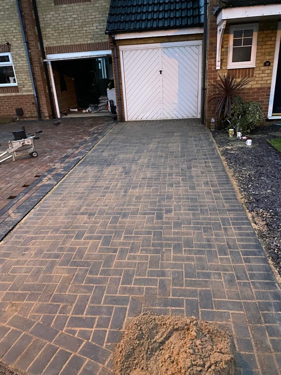 Stylish gravel driveway with rustic fencing in a countryside Ascot setting. AJR Landscaping delivers bespoke driveway solutions for Berkshire and Ascot homeowners.