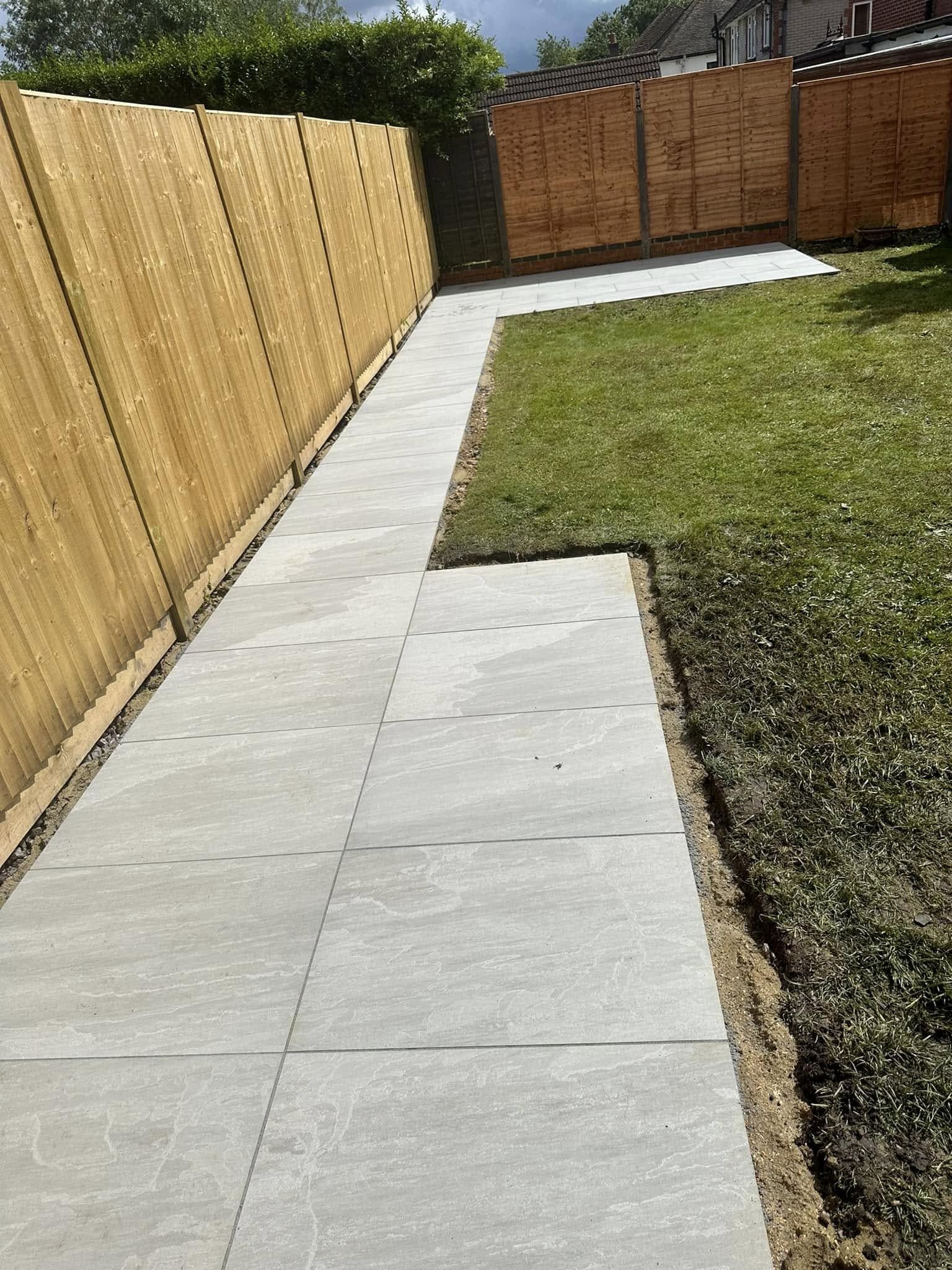 Marshalls Fairstone with circular inset and horizontal slatted screens for executive homes in Berkshire