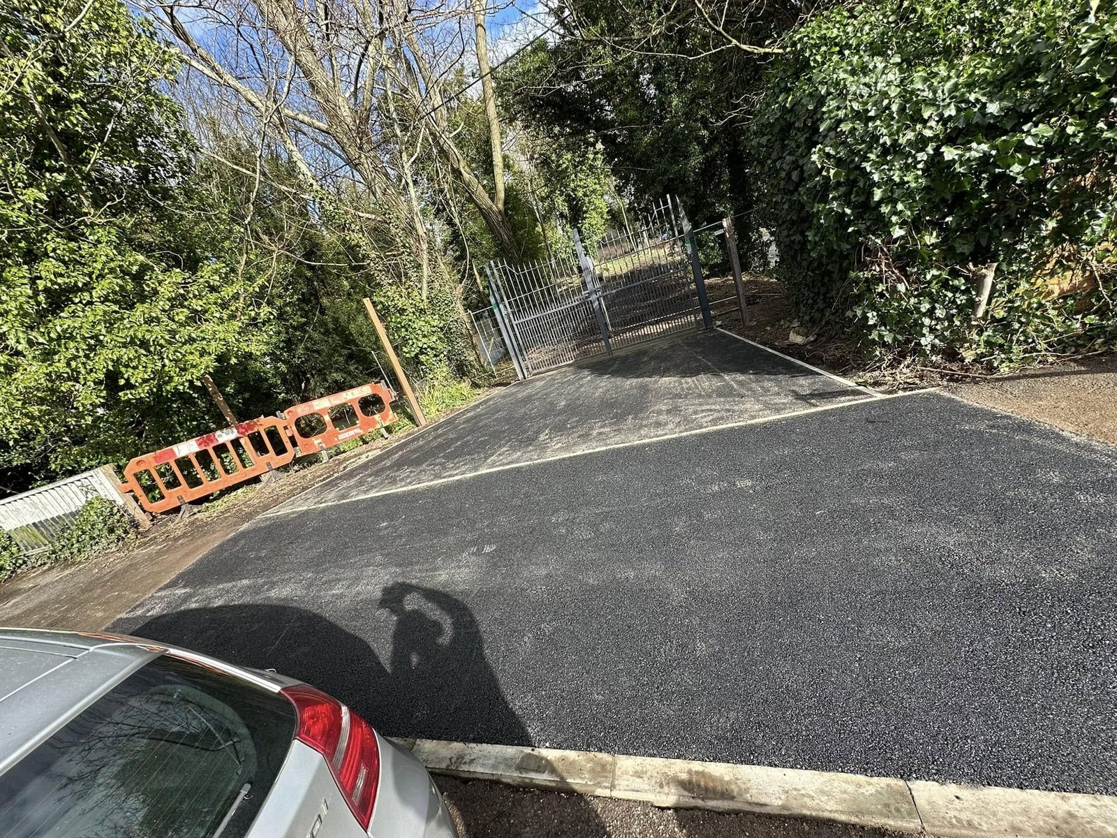 Premium porcelain paving with raised decking and glass panel fencing for luxury homes in Reading and Berkshire