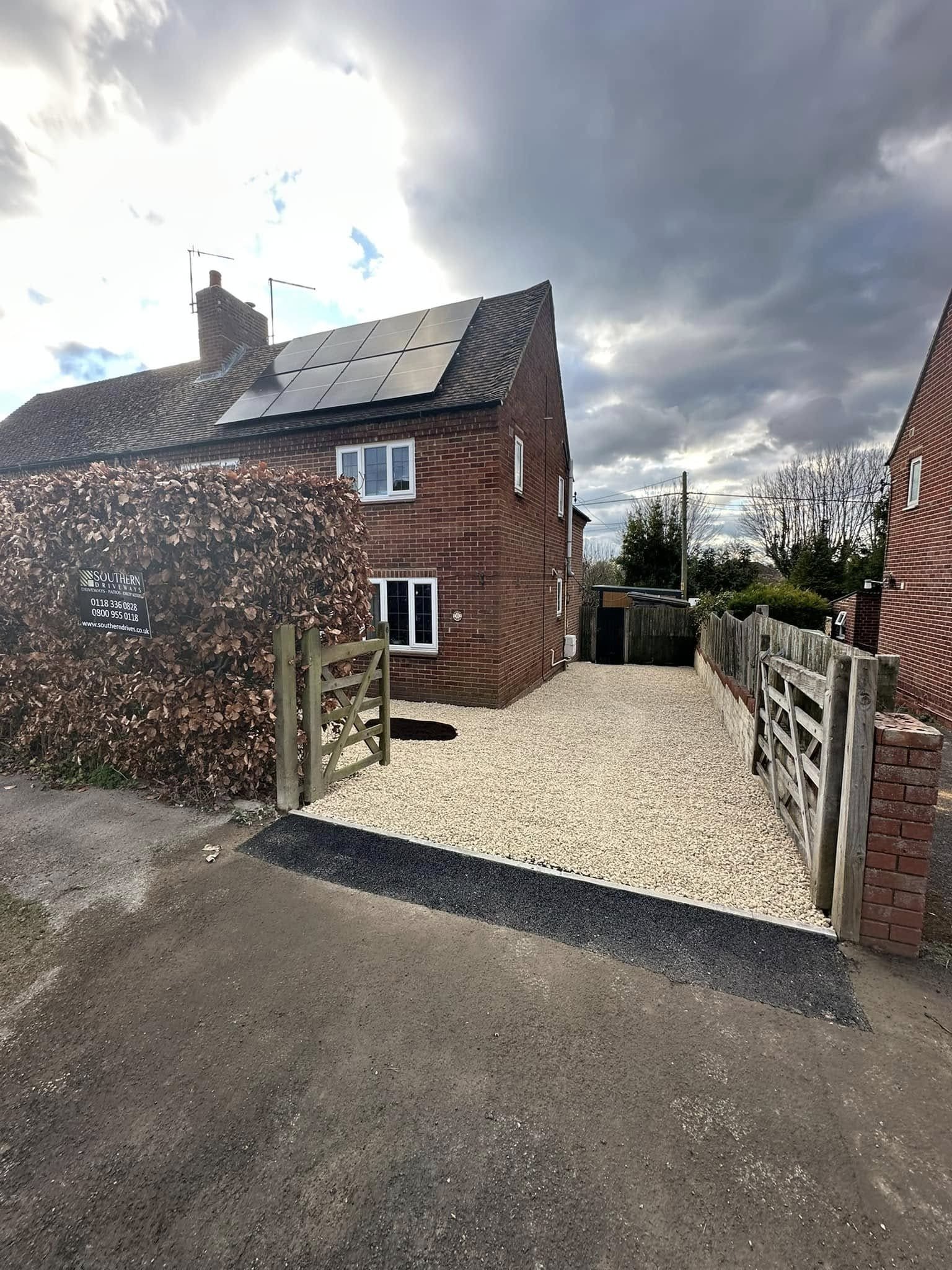 Contemporary paving and stylish fencing for luxury gardens in Reading and throughout Berkshire.