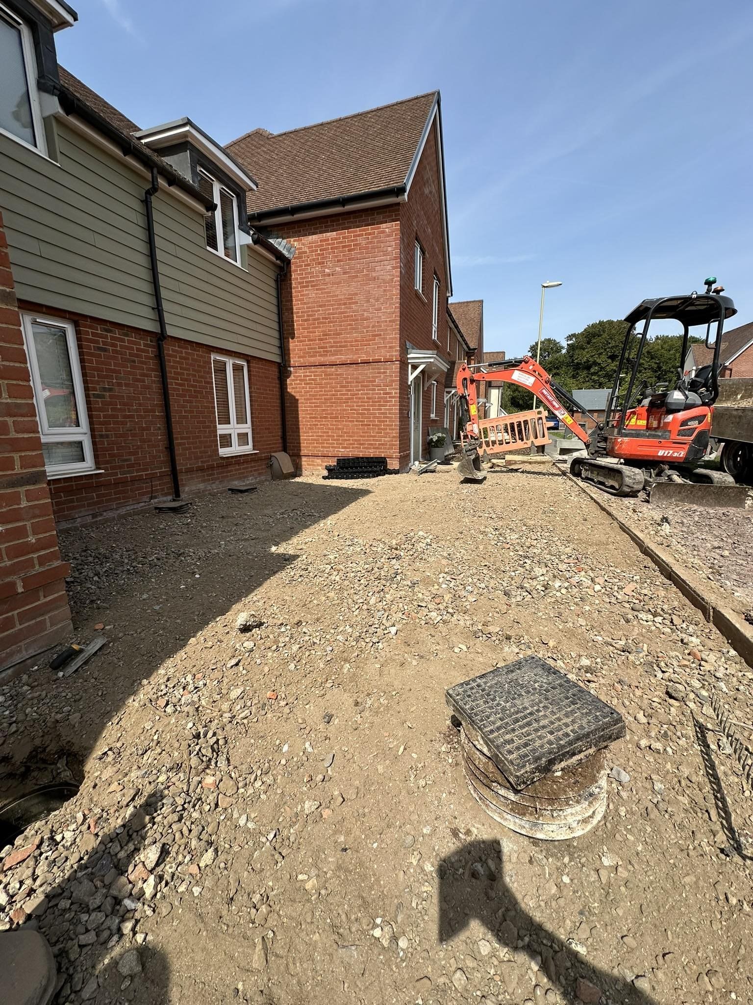 Elegant pathway paving with decorative edges for Hampshire and Reading gardens