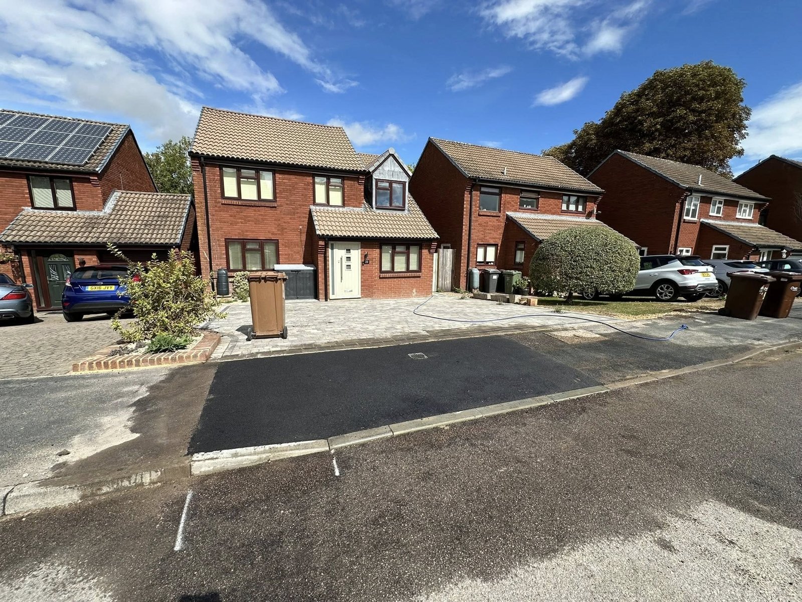 Traditional cottage garden with mixed stone paving for Reading and Berkshire properties