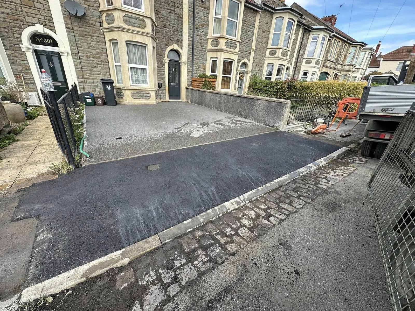 Complete landscaping with decorative paving and fencing for Hampshire and Reading gardens