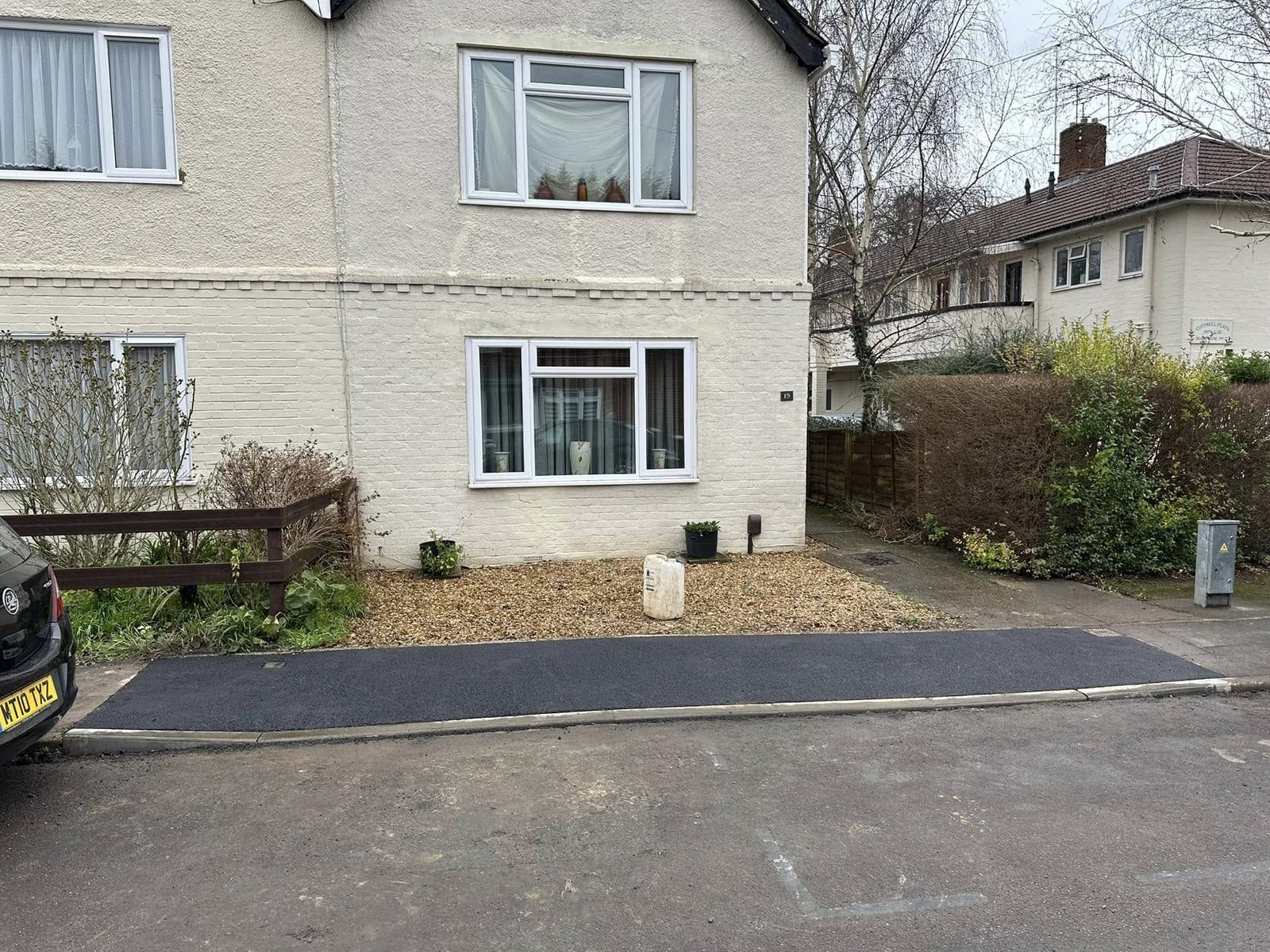 Yorkstone paving with rendered walls and iron estate fencing for luxury properties in Sunningdale and Berkshire