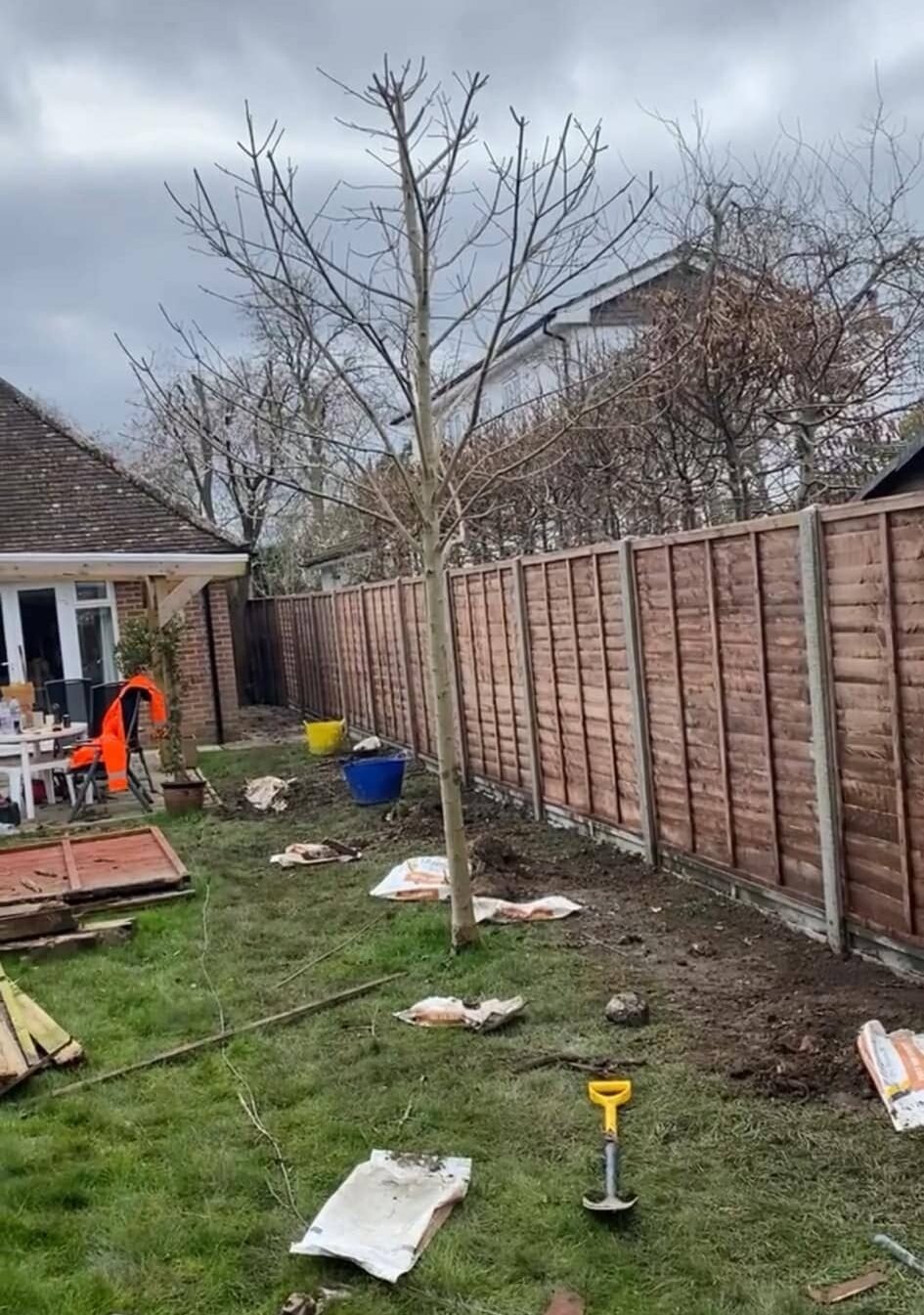 Resin-bound paving with curved borders and decorative metal fencing for driveways in Wokingham and Berkshire