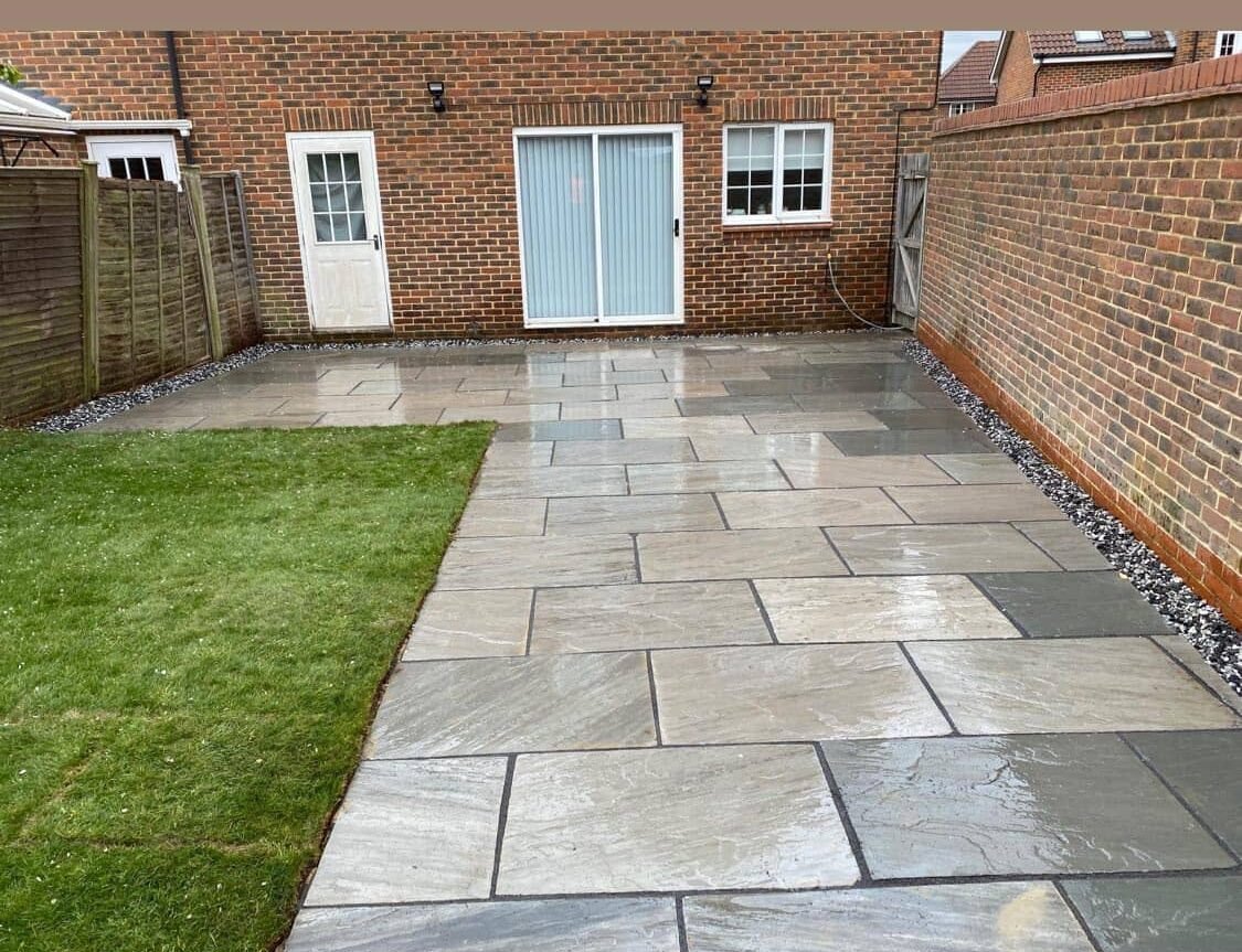 Quality Indian stone patio with mixed-size design for Bracknell and Berkshire homes