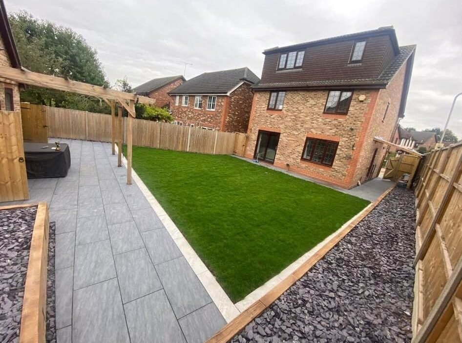 Modern block paving with circular feature design for Hampshire and Berkshire properties