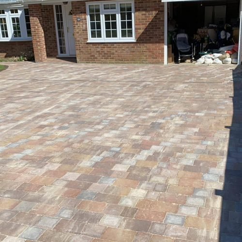 Modern resin-bound driveway with decorative edging in Windsor. AJR Landscaping specializes in contemporary driveway installations for Windsor and Berkshire.