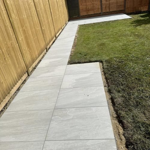 Marshalls Fairstone with circular inset and horizontal slatted screens in a Berkshire executive home, impressively installed by AJR Landscaping.